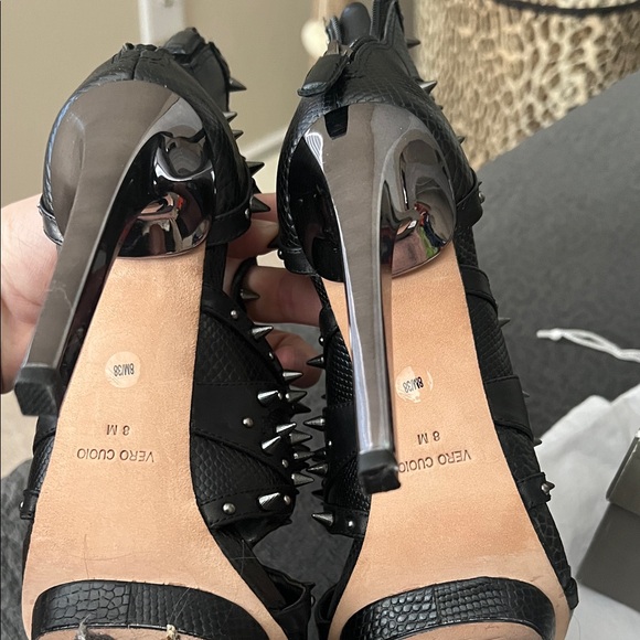 BCBG Hersh black leather stud heels Studded size 8 - Picture 4 of 11